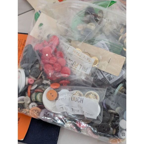 Vintage 60's Sewing Basket Booklet Denim Patches & 1lb. Vintage Buttons - Picture 12 of 12